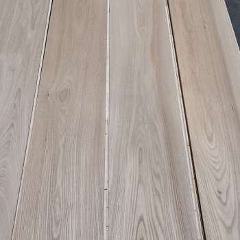 Parquet in olmo moderno verniciato naturalizzato